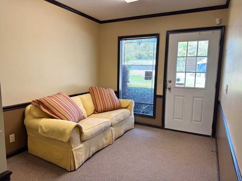 More Photos Of 151 SE Lakeshore Dr, Madison Medical For Sale