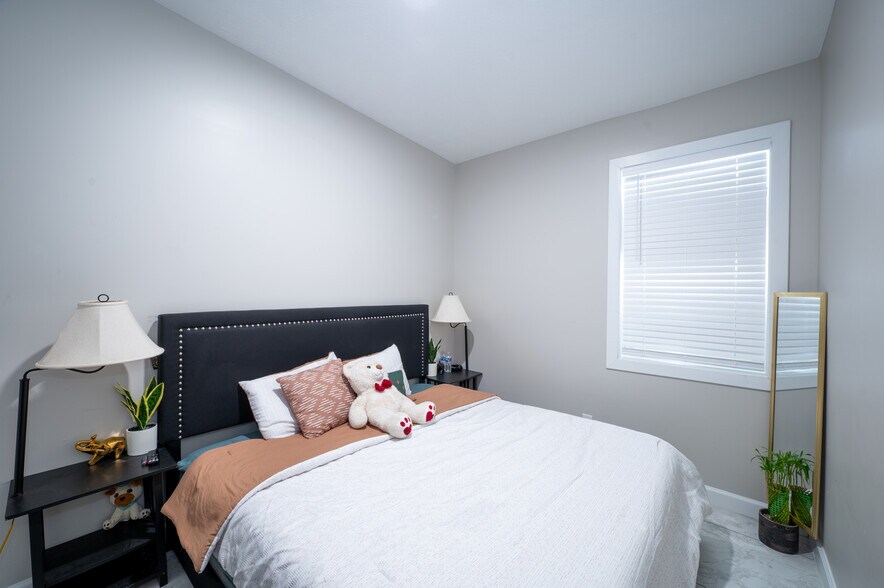 More Photos Of 2305 E Michigan St, Indianapolis Flex For Sale