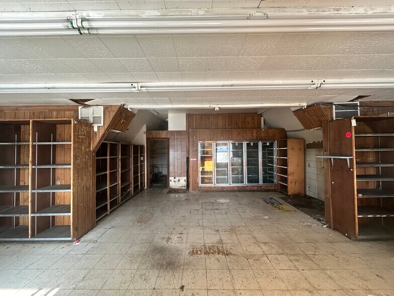 More Photos Of 1839 E Bennett St, Springfield Freestanding For Sale