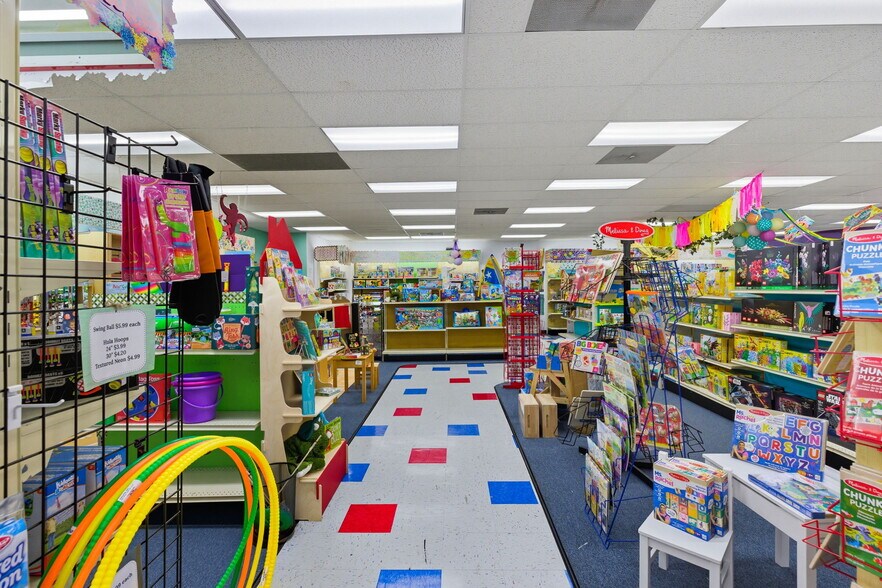 More Photos Of 825 North University Avenue, Little Rock Freestanding For Sale