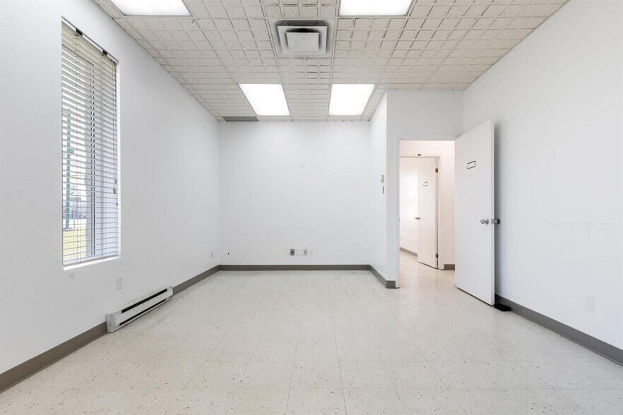 More Photos Of 1000 Rue Nationale, Terrebonne Manufacturing For Lease