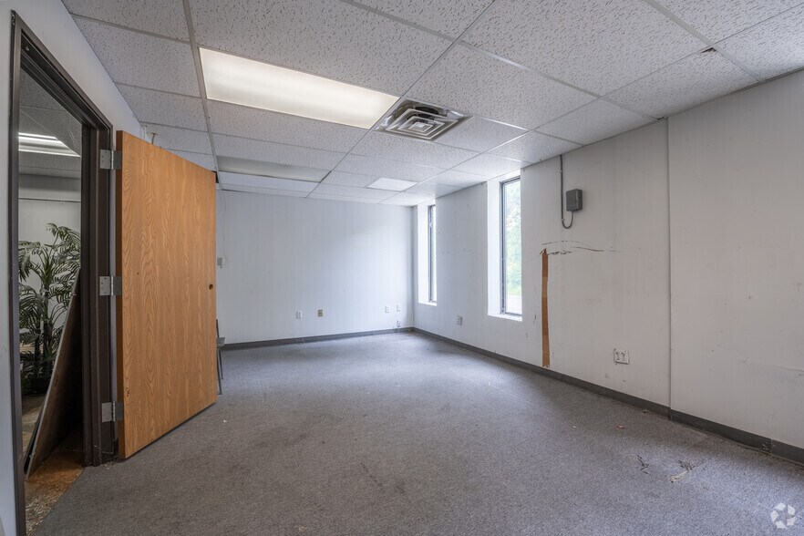 More Photos Of 500 N Bell Ave, Carnegie Warehouse For Lease