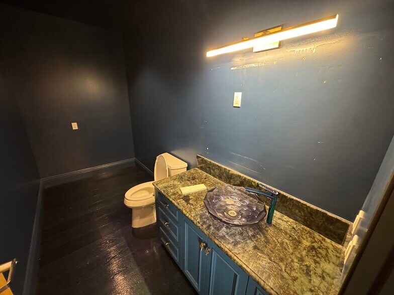 More Photos Of 21010 S Figueroa St, Carson Showroom For Sale