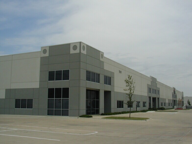 More Photos Of 1004 N Ave, Plano Unknown For Lease