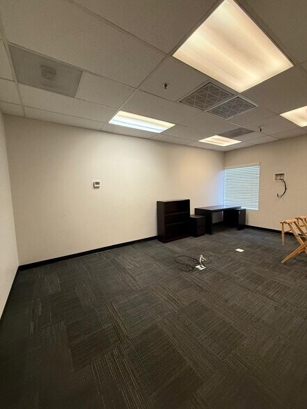 More Photos Of 7979-7989 Vickers St, San Diego Flex For Lease