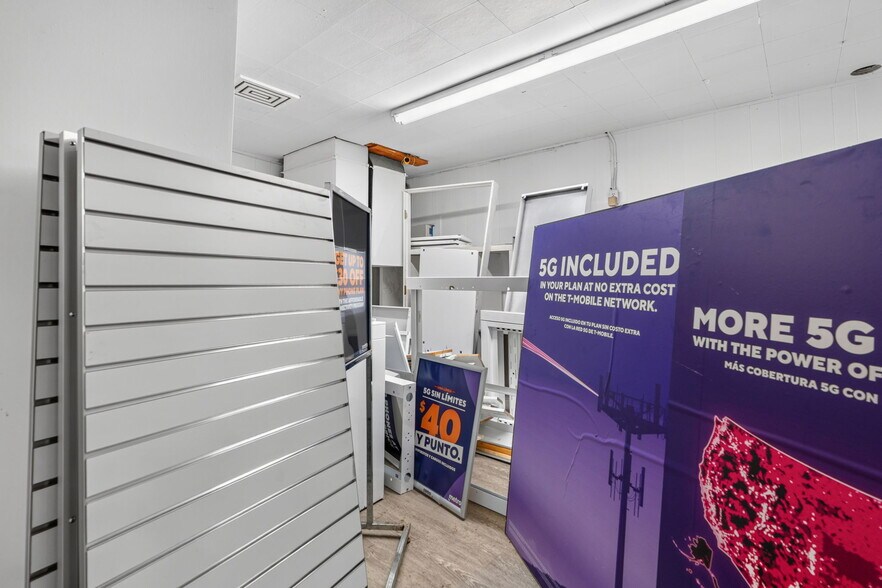 More Photos Of 1005 W Broadway Ave, Minneapolis Storefront For Sale