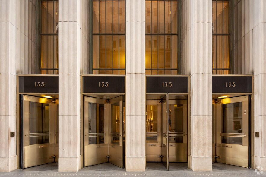 More Photos Of 135 S La Salle St, Chicago Office For Lease