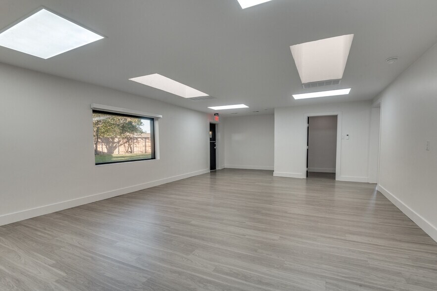 More Photos Of 6550 Lemmon Ave, Dallas Storefront Retail Office For Lease