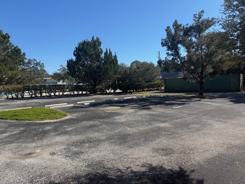 More Photos Of 4190 Corporate Ct, Palm Harbor Warehouse For Lease