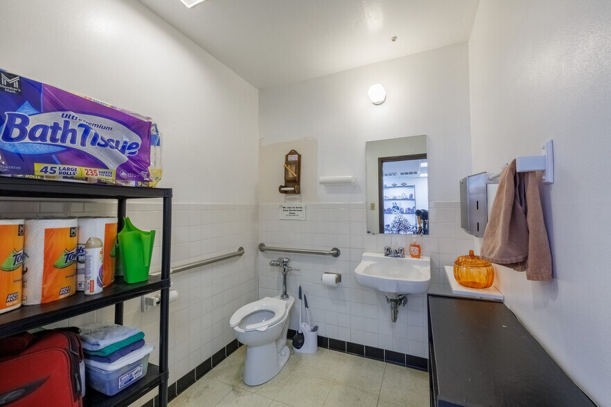 More Photos Of 810 Quail St, Lakewood Warehouse For Lease