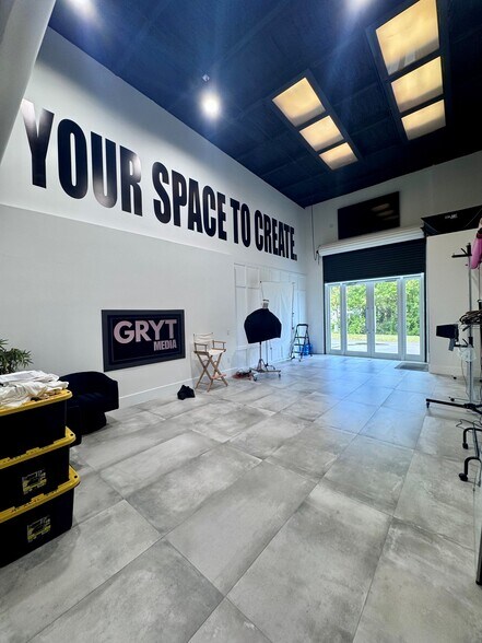More Photos Of 5405 Taylor Rd, Naples Showroom For Sale