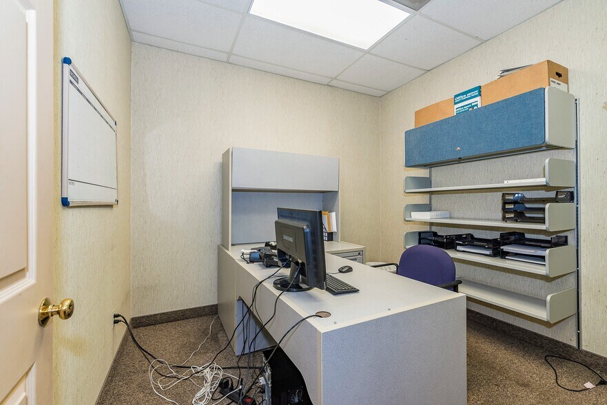 More Photos Of 18735 Ecorse Rd, Allen Park Office For Lease