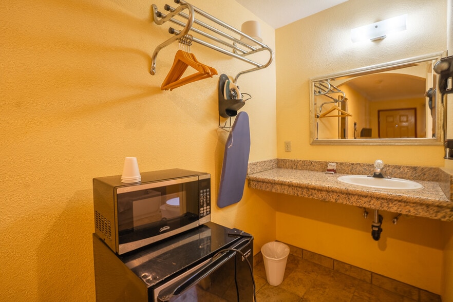 More Photos Of 839 W Pacheco Blvd, Los Banos Hotel For Sale
