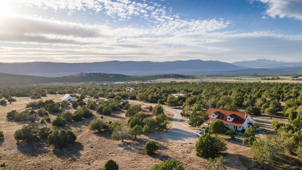 More Photos Of 11550 Pigeon Hollow Rd, Spring City Hotel For Sale