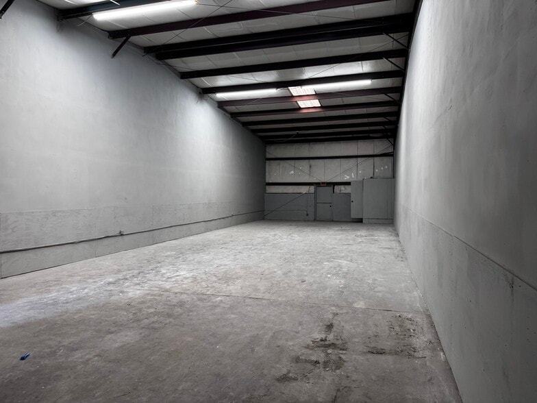 More Photos Of 4169 Hillsborough Ave, Tampa Warehouse For Lease