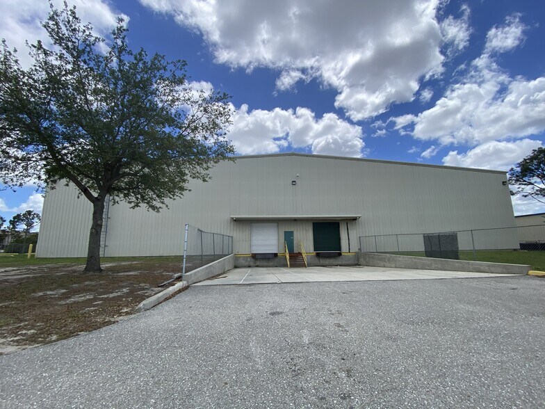 More Photos Of 2890 Cargo St, Fort Myers Industrial For Lease