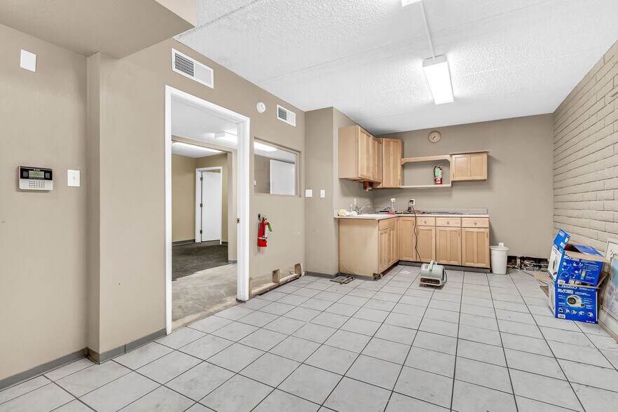 More Photos Of 78 W Ray Rd, Chandler Convenience Store For Lease