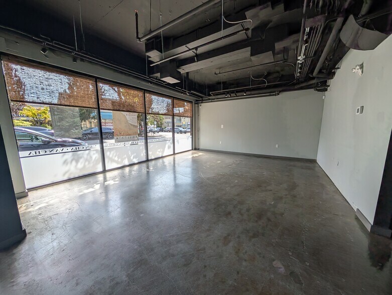 More Photos Of 205 16th St, West Vancouver General Retail For Lease