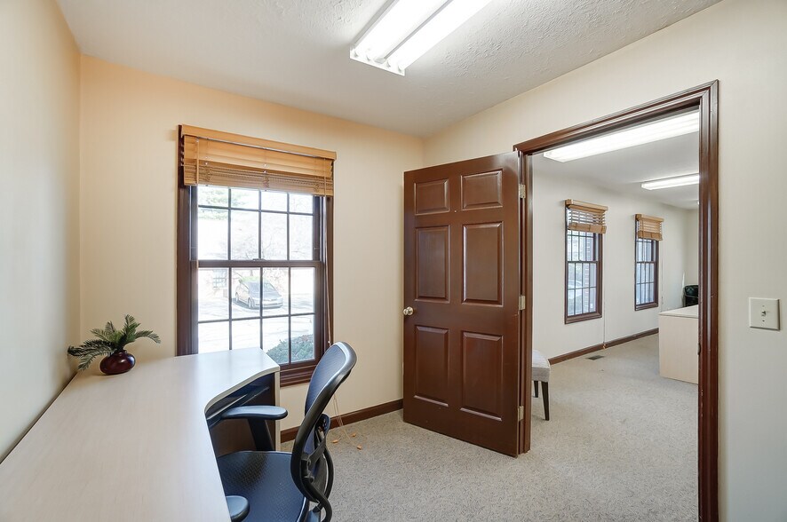 More Photos Of 830 E Franklin St, Centerville Medical For Sale