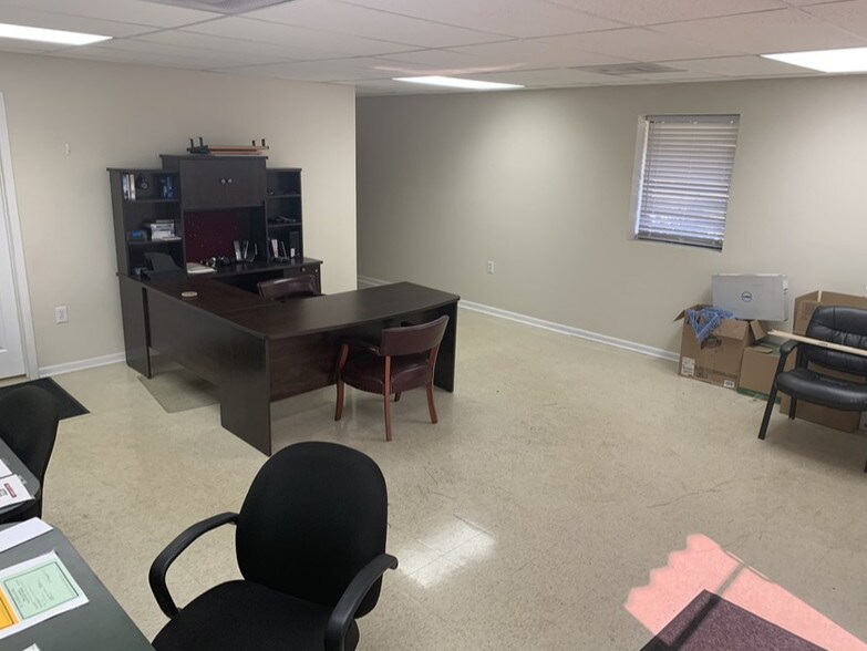 More Photos Of 108 Prides Way, Lexington Light Distribution For Sale