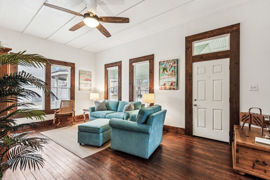 More Photos Of 512 N Travis St, Granbury Hospitality For Sale