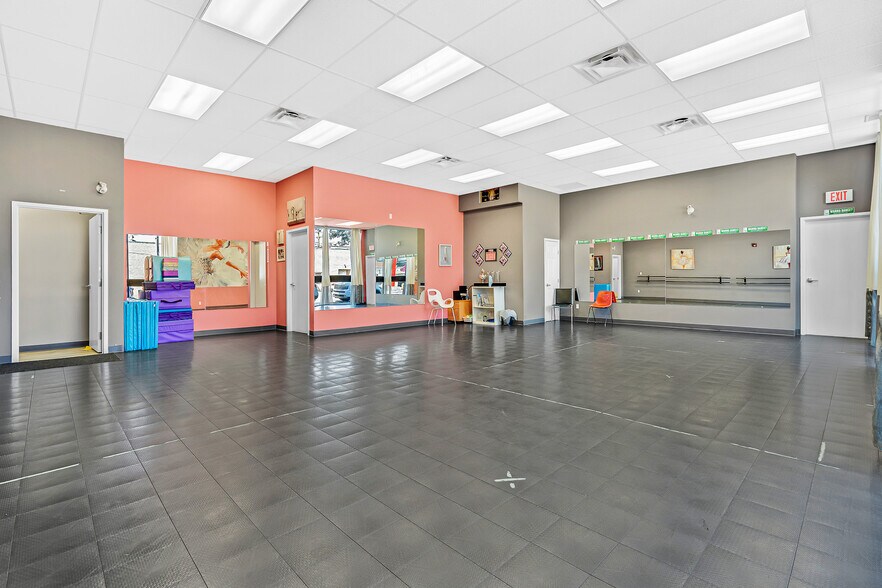 More Photos Of 4916 50 Av, Lloydminster General Retail For Lease