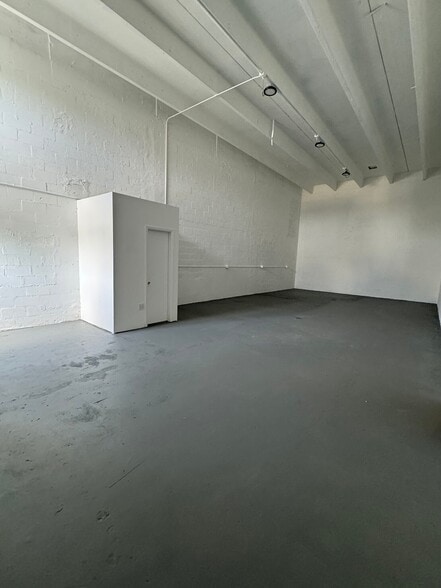 More Photos Of 12552-12572 NE 14th Ave, North Miami Warehouse For Lease