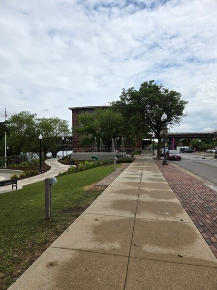 More Photos Of 220 N Water St, Rockford Flex For Sale