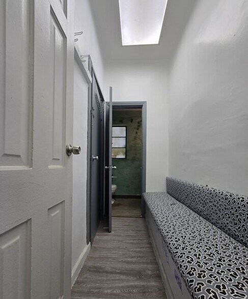 More Photos Of 175-177 S Robertson Blvd, Beverly Hills Storefront For Lease