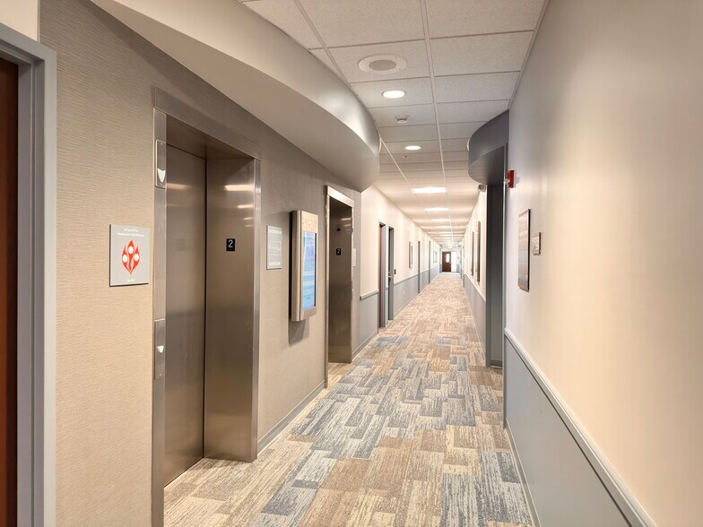 More Photos Of 377 W River Woods Pky, Milwaukee Medical For Lease
