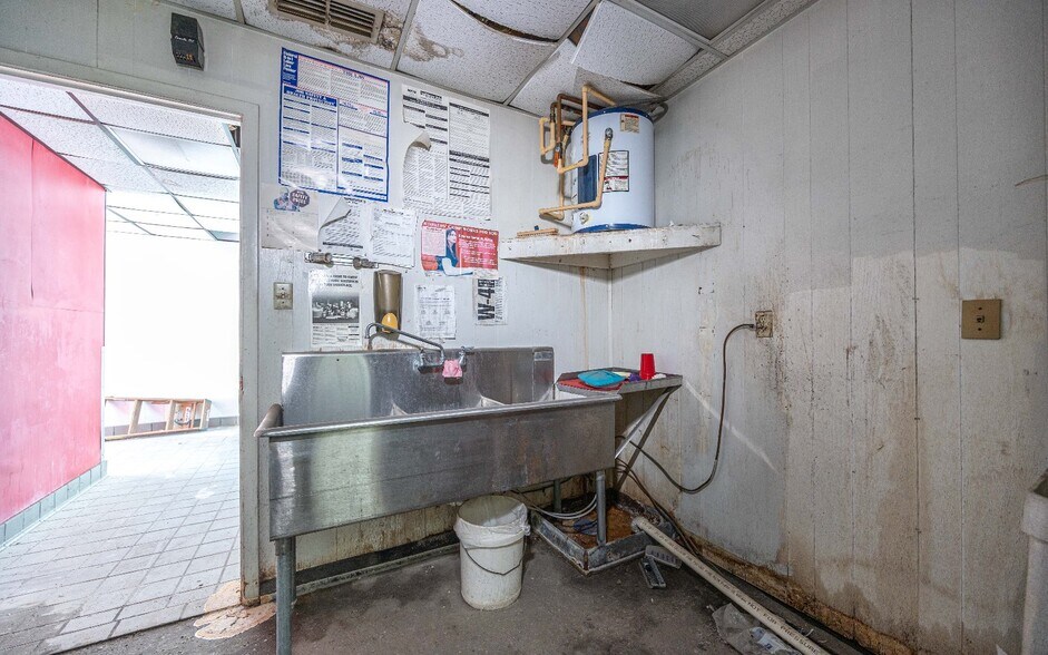 More Photos Of 6669 US-129 Hwy, Live Oak Convenience Store For Sale