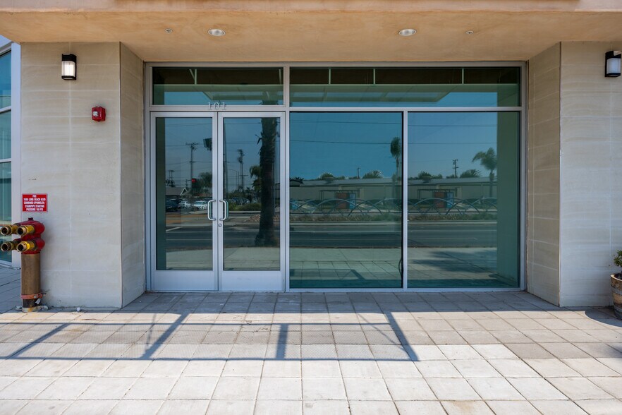 More Photos Of 1598 Long Beach Blvd, Long Beach Storefront Retail Office For Sale