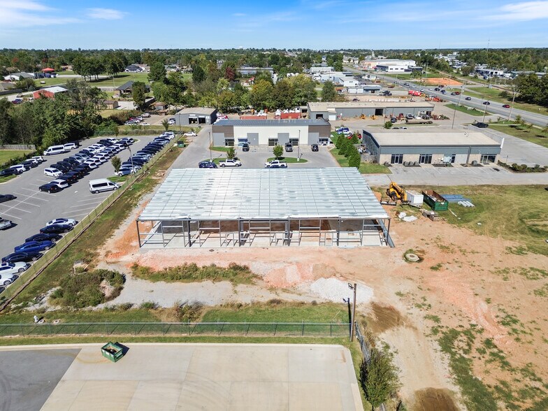 More Photos Of 2420 S 8th St, Rogers Flex For Lease