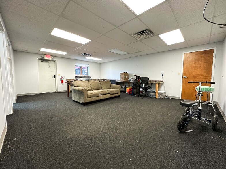 More Photos Of 6200 S 2nd St, Springfield Warehouse For Lease