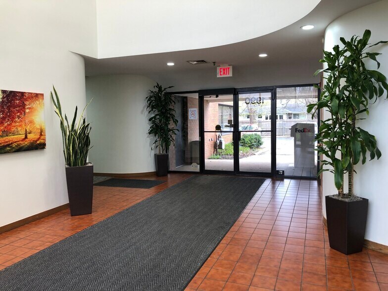 More Photos Of 1990 E Algonquin Rd, Schaumburg Office For Lease