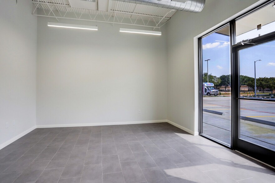 More Photos Of 9000 Parkwest Dr, Houston Light Distribution For Lease