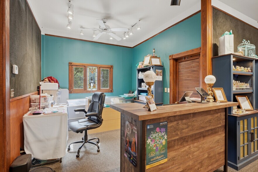 More Photos Of 65 Spring St, Eureka Springs General Retail For Sale