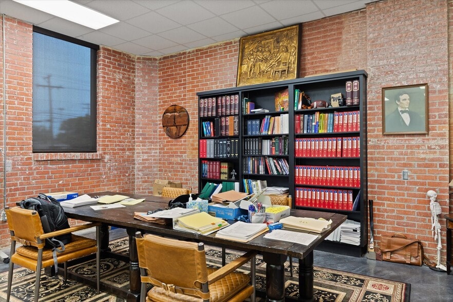 More Photos Of 501 N 3rd St, Longview Office For Sale