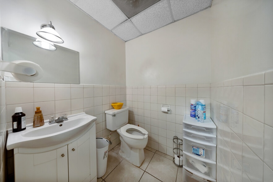 More Photos Of 2693 W 76th St, Hialeah Warehouse For Sale