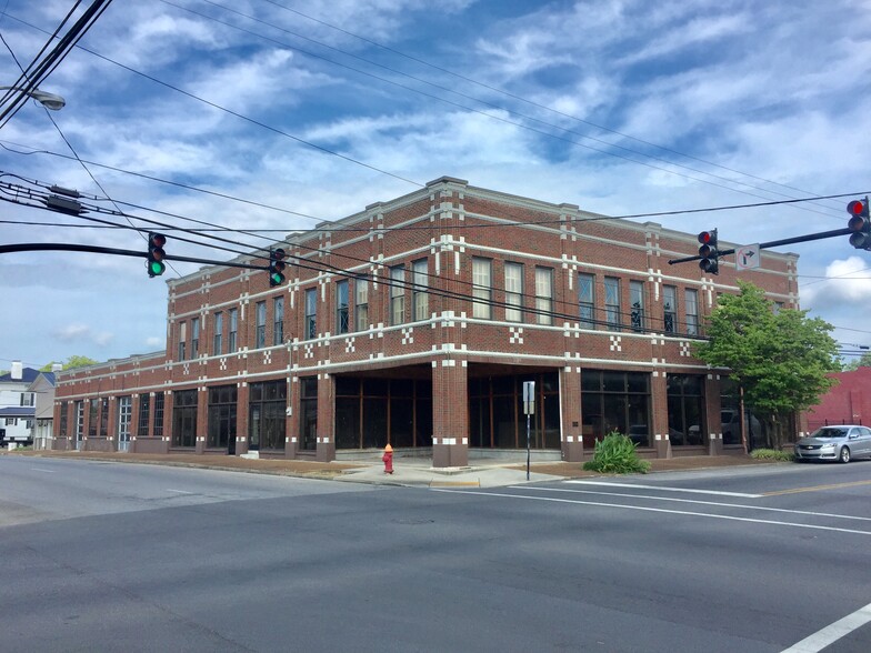 Primary Photo Of 105 N High St, Winchester General Retail For Lease