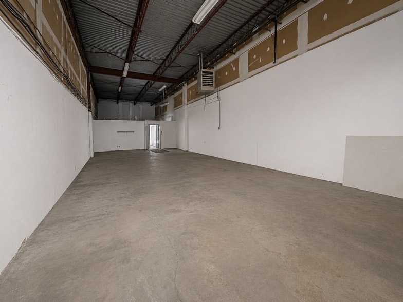 More Photos Of 3601 W Harry St, Wichita Flex For Lease