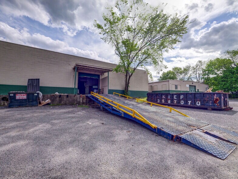 Primary Photo Of 122 E Railroad Ave, West Haverstraw Showroom For Lease