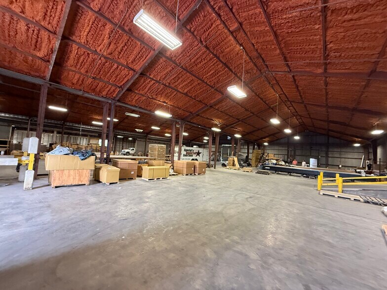 More Photos Of 1050 Detroit Ave, Nederland Distribution For Lease