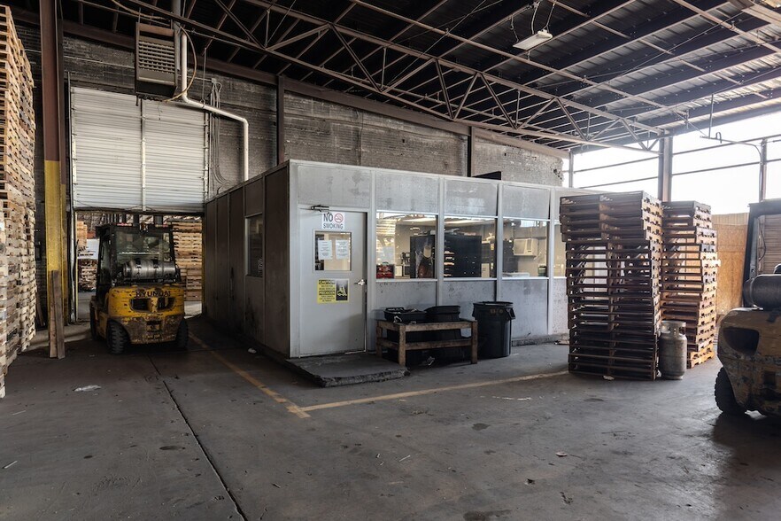 More Photos Of 1200 Bissell St, Venice Warehouse For Sale