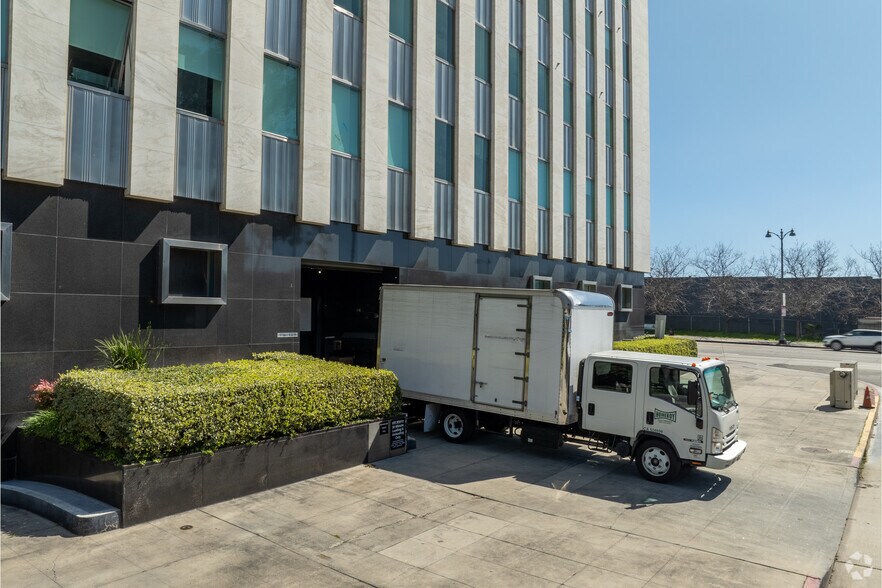 More Photos Of 4201 Wilshire Blvd, Los Angeles Loft Creative Space For Lease