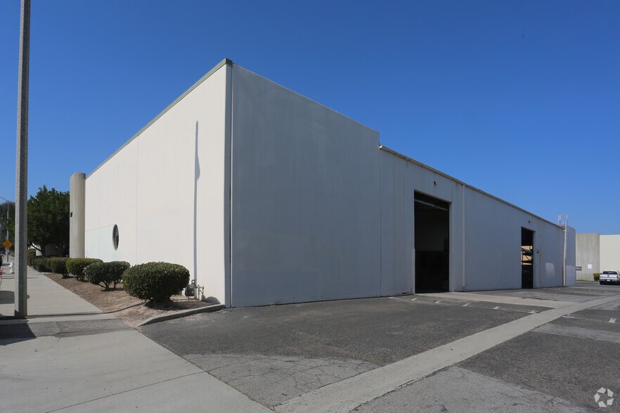 More Photos Of 207 E Alton Ave, Santa Ana Manufacturing For Lease