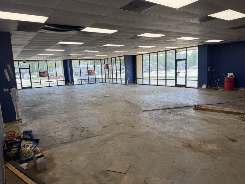 More Photos Of 5210 Pleasant View Rd, Memphis Showroom For Lease