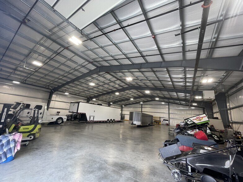 More Photos Of 6655 NE 15th St, Des Moines Warehouse For Sale