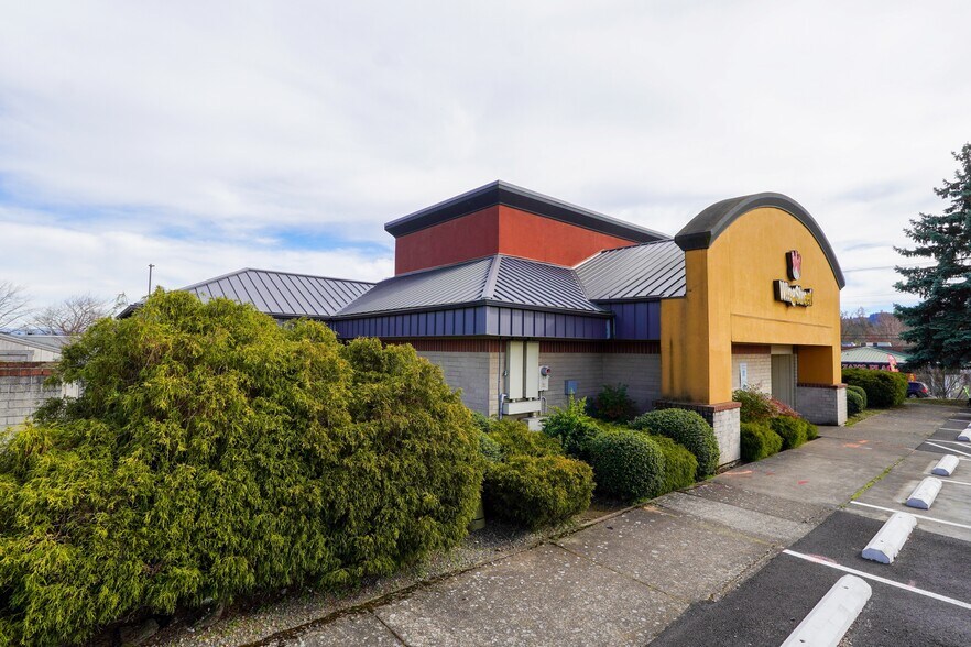 More Photos Of 3577 W 11th Ave, Eugene Restaurant For Lease