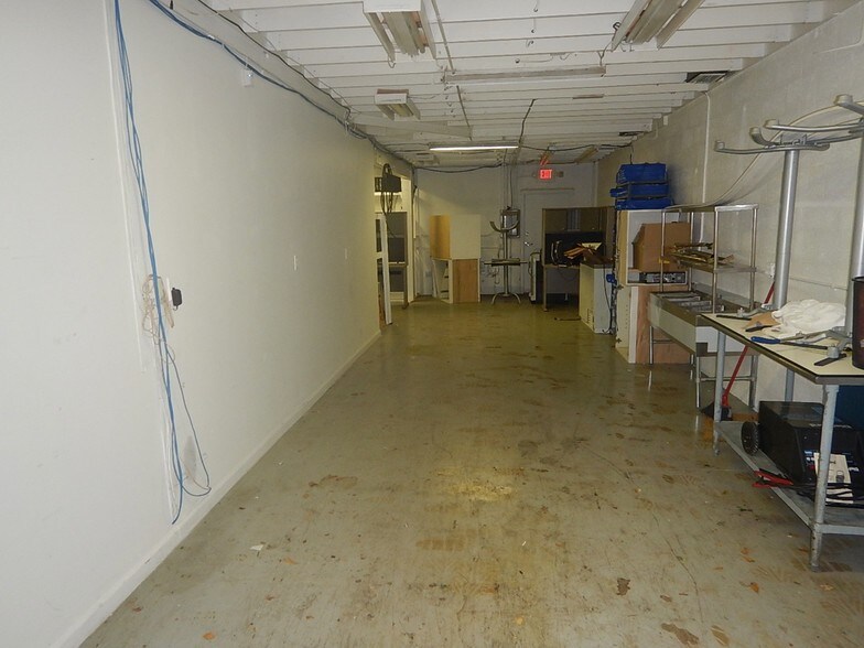 More Photos Of 4199 N Dixie Hwy, Boca Raton Warehouse For Lease